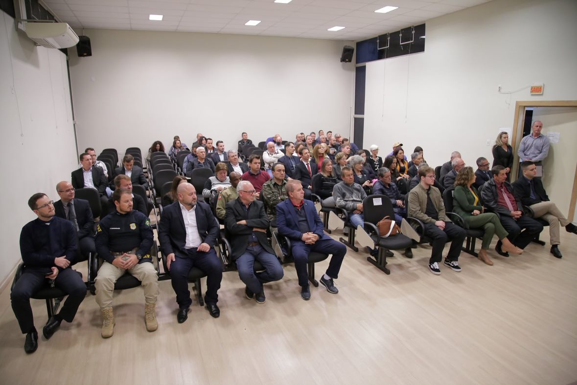 Policiais civis aposentados e falecidos são homenageados em Mafra