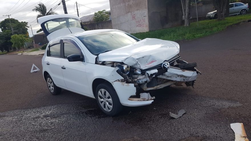 Frente de Gol e lateral de Peugeot ficam destruídas após acidente no Bairro Periolo