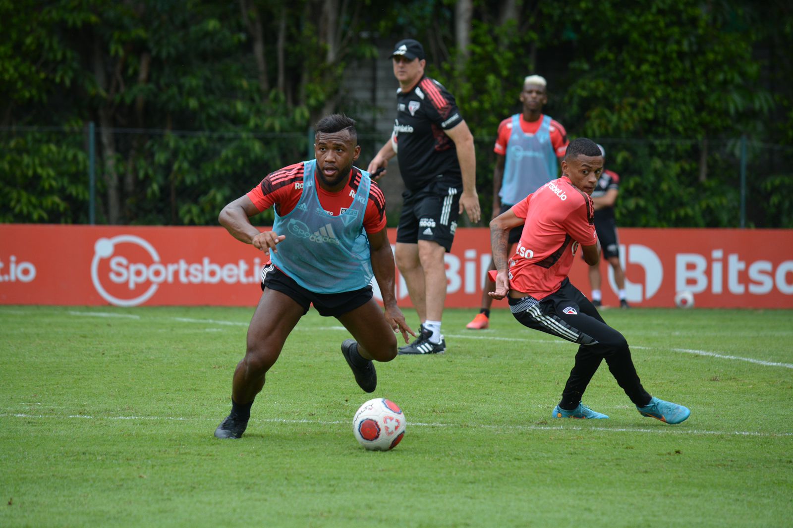 Elenco realiza último treino no CT da Barra Funda antes da decisão