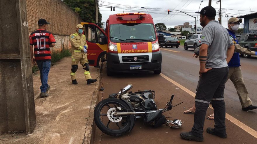 Motociclista fica ferido ao colidir em poste na Rua Ipanema, no Periolo