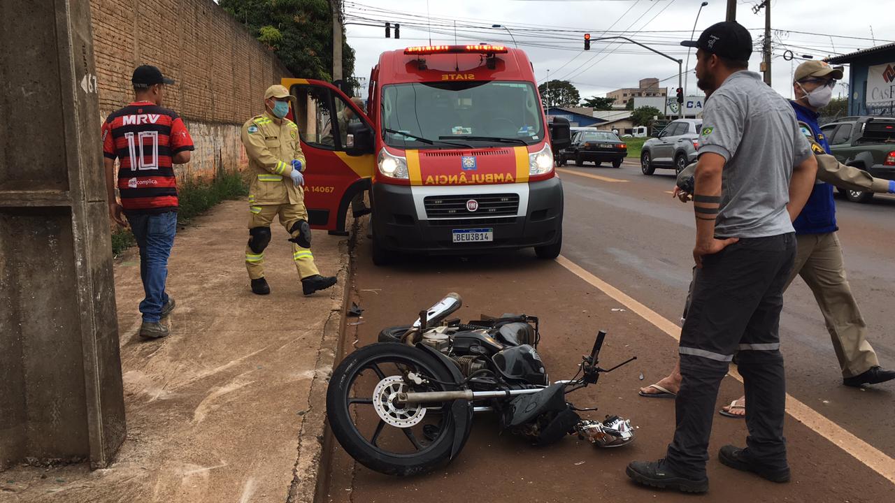 Motociclista fica ferido ao colidir em poste na Rua Ipanema, no Periolo