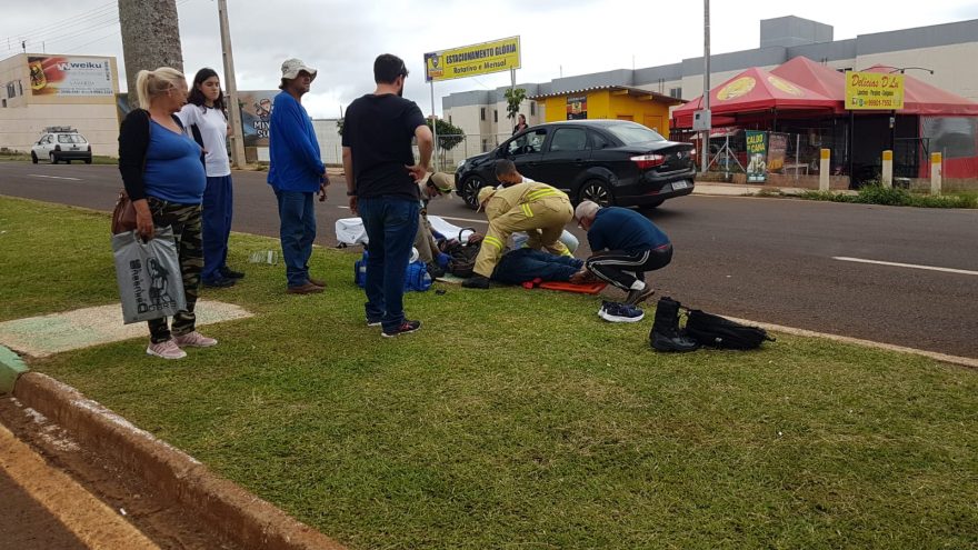 Em acidente com forte impacto, moto é arremessada a vários metros de colisão