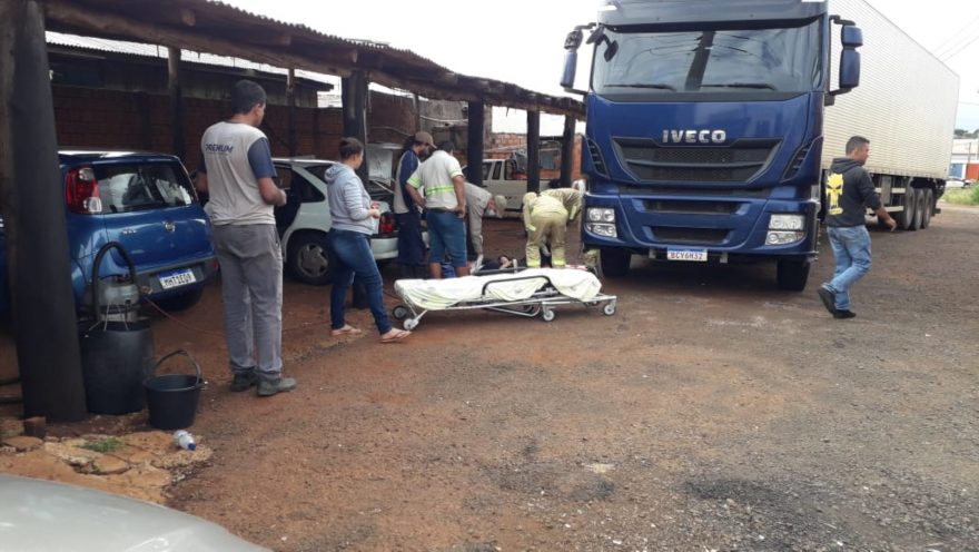 Mulher cai de cima de caminhão ao realizar lavagem em estabelecimento no Melissa