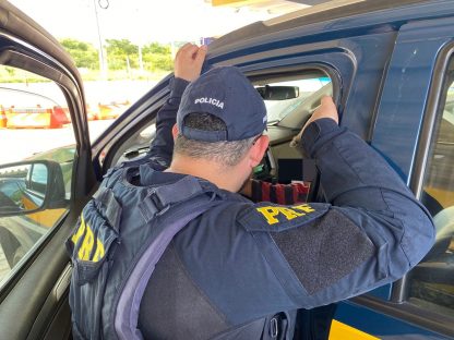 Menino de 9 anos é resgatado pela PRF na BR 232, em Serra Talhada Imagem referente a Menino de 9 anos é resgatado pela PRF na BR 232, em Serra Talhada