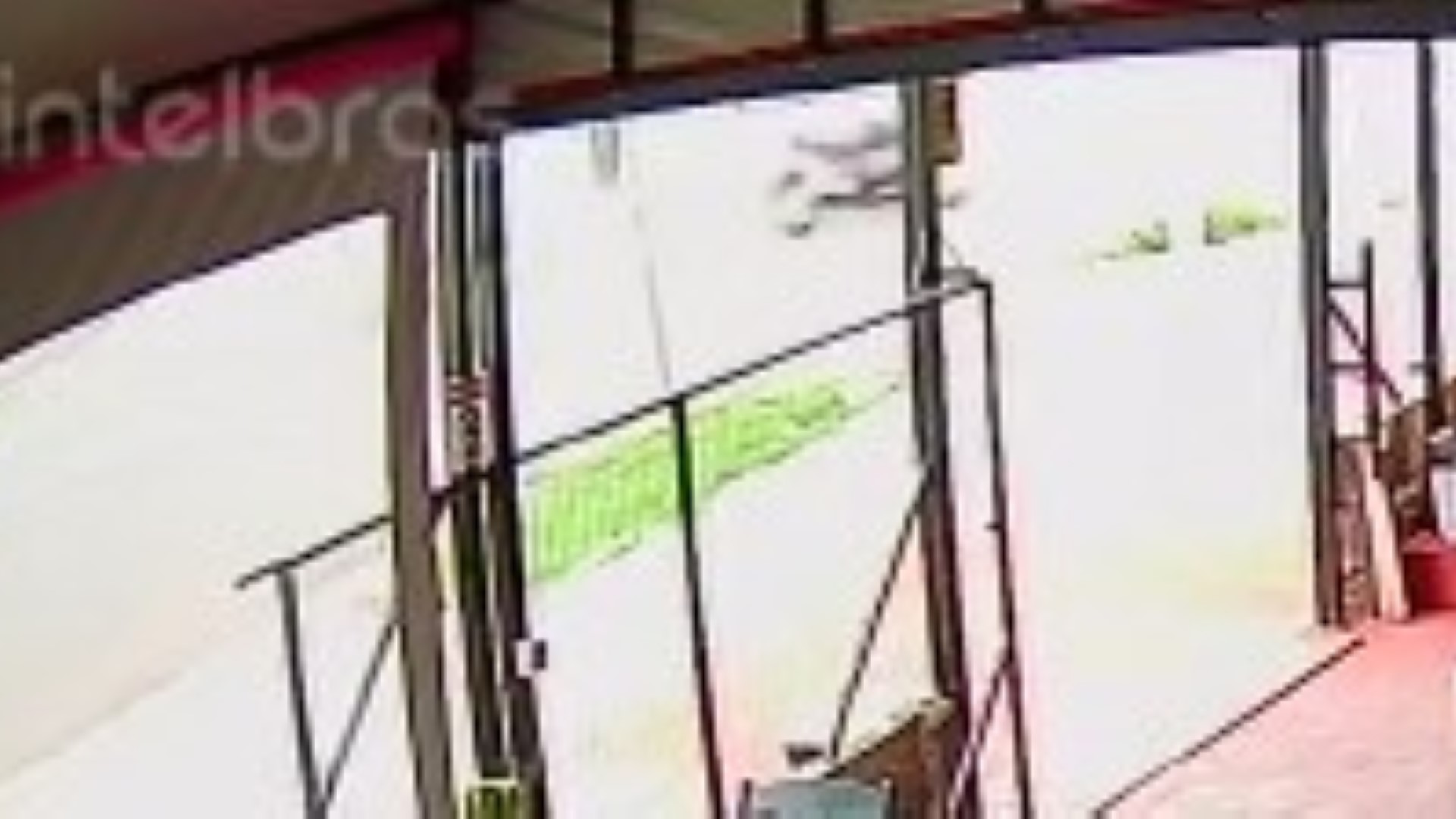 Veja imagens de acidente de forte impacto; moto é arremessada longe