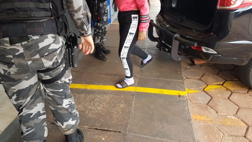 Mulher é detida pelo Choque em conjunto com serviço de inteligência e levada para a delegacia