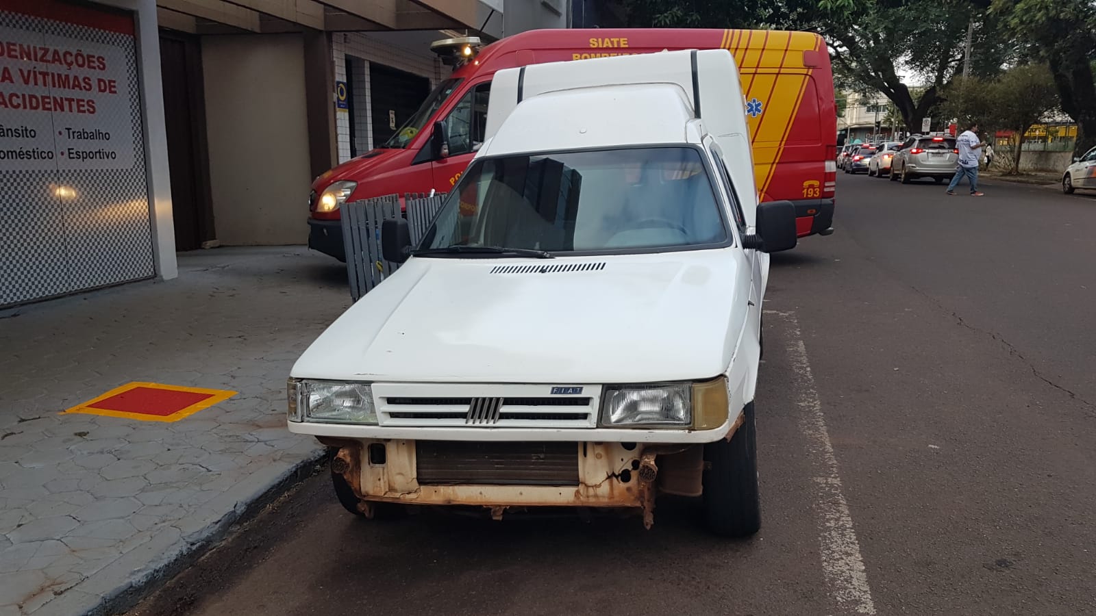 Jovem de 18 anos fica ferido após colisão de trânsito no Centro de Cascavel
