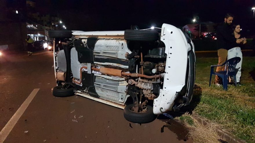 Carro tomba após colisão em cruzamento na Av. das Torres