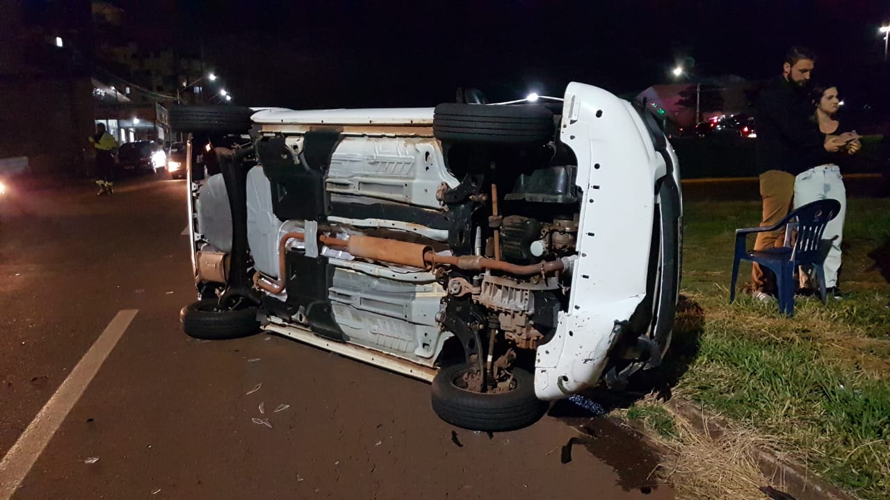 Carro tomba após colisão em cruzamento na Av. das Torres