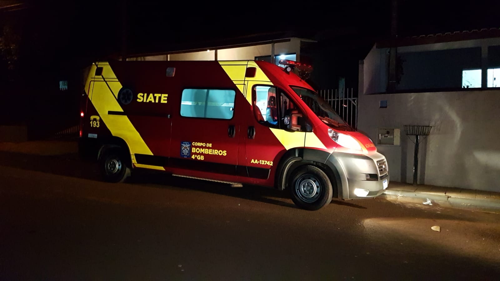 Homem cai e sofre ferimento na cabeça