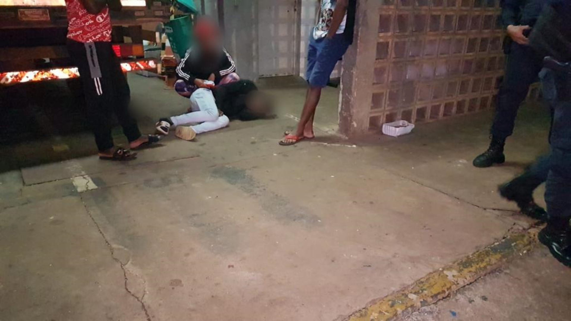 Jovem é encontrado dormindo no chão da rodoviária