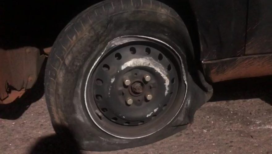 Após levar “fechada de trânsito”, condutor perde o controle, atinge meio-fio e tem roda e pneu do carro destruídos no Centro
