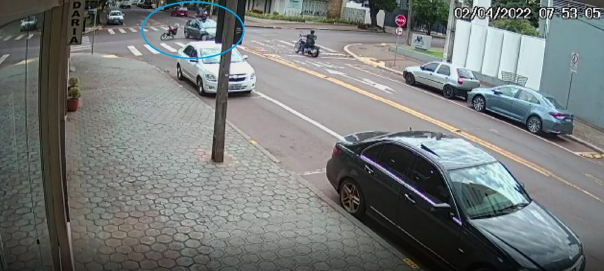 Motociclista é arremessado para cima de carro em acidente no Centro