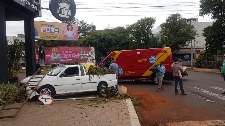 Carro vai parar em cima da calçada em colisão de trânsito no Centro