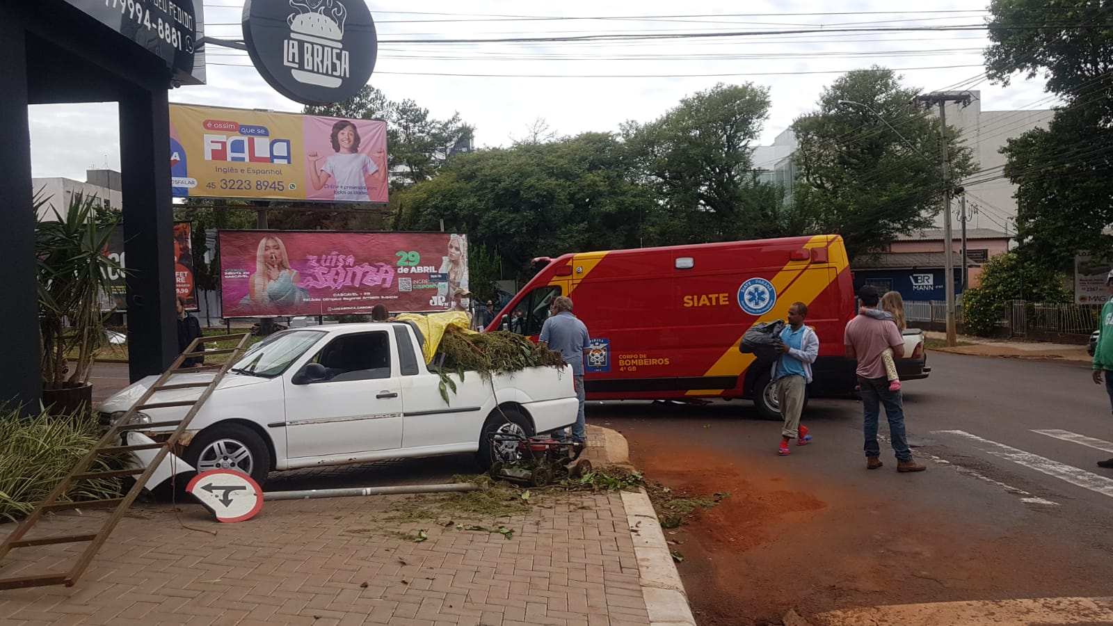 Carro vai parar em cima da calçada em colisão de trânsito no Centro