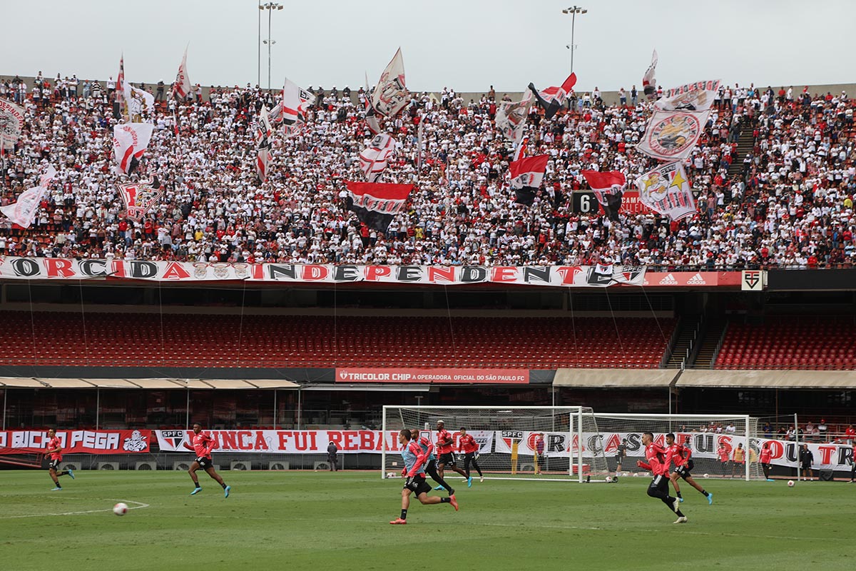 Com a energia da torcida, elenco treina no Morumbi antes da decisão