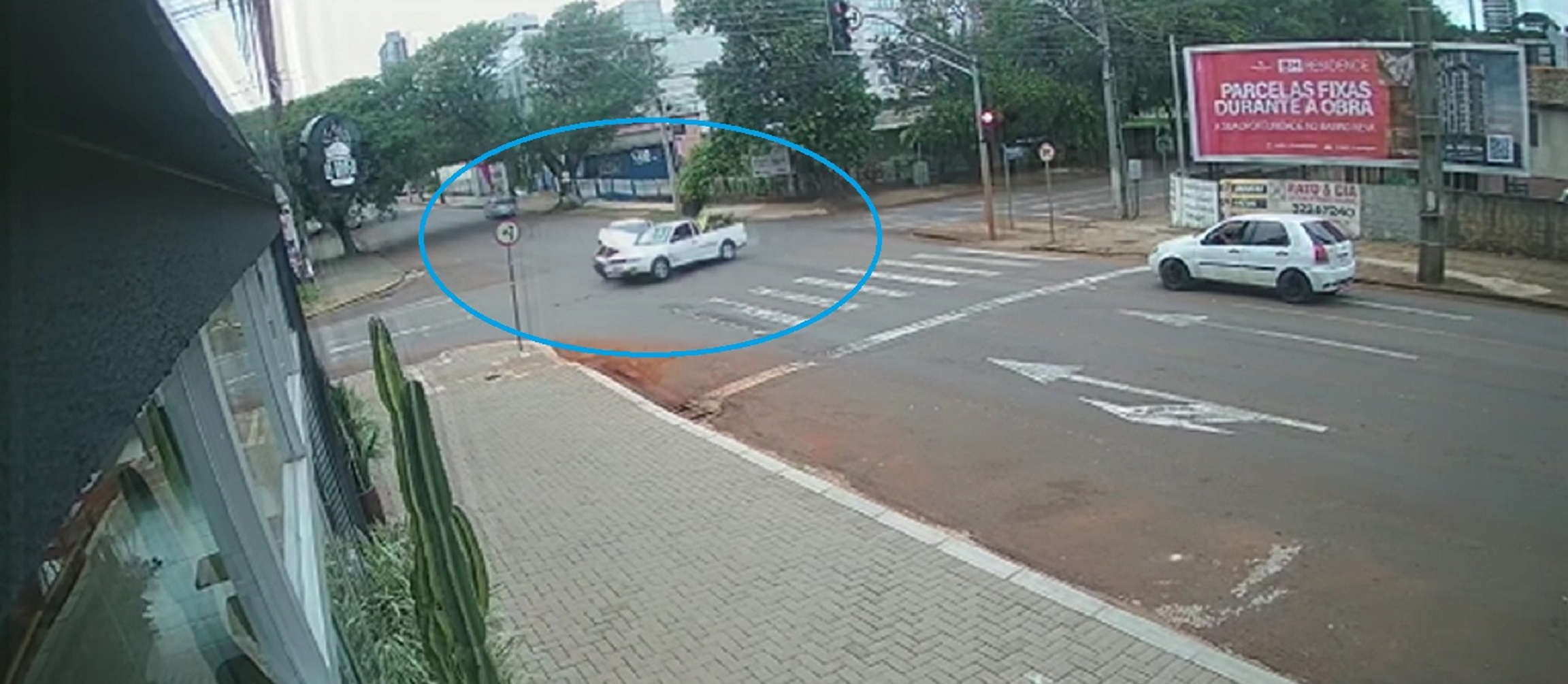 Condutor na contramão causa forte colisão entre carros no Centro