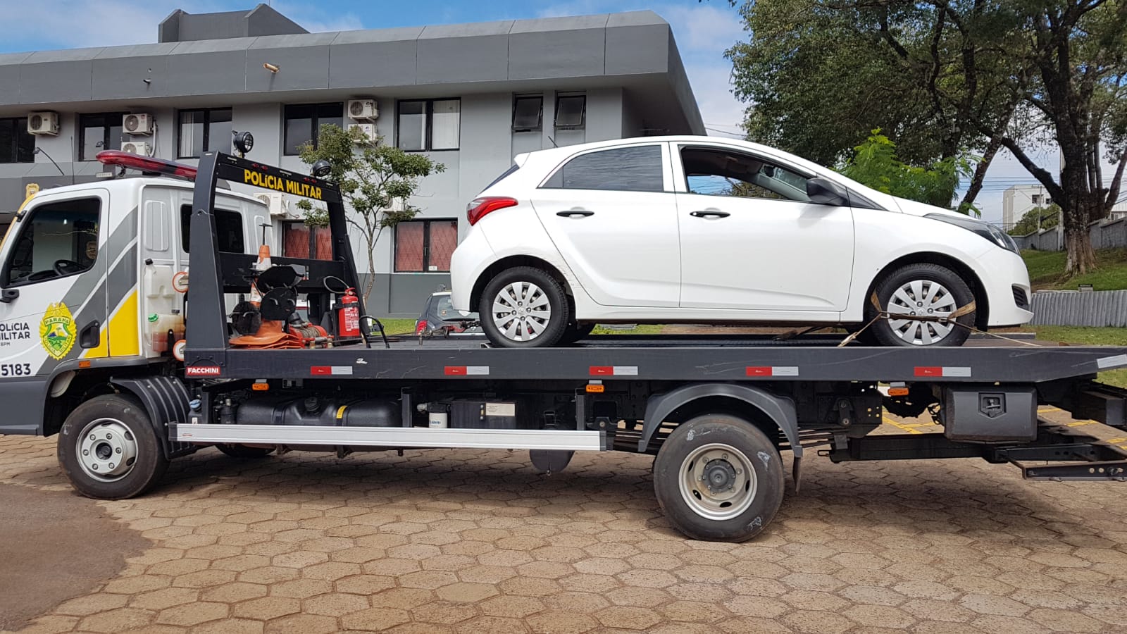 Carro levado por bando criminoso armado é recuperado em Cascavel