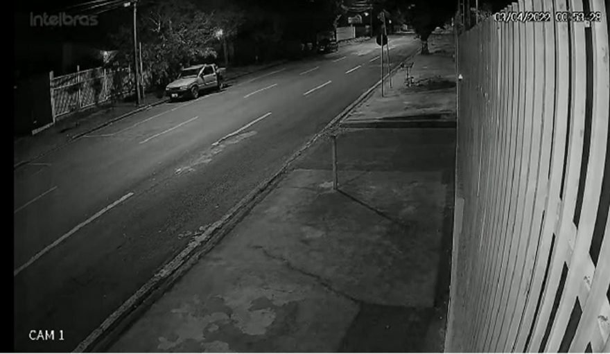 Imagem de segurança mostra ação de criminosos que roubaram e fizeram uma vítima de refém, no Centro de Cascavel