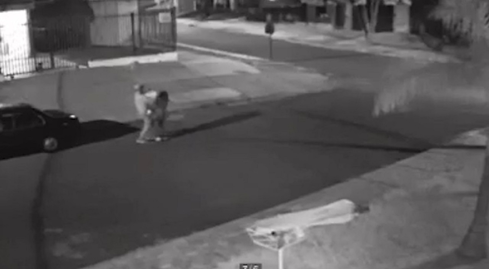 Casal furta vaso de flor em frente a imóvel no Bairro Pacaembu Casal furta vaso de flor em frente a imóvel no Bairro Pacaembu