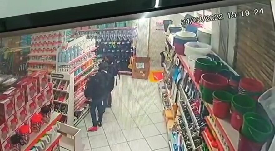 Câmera flagra furtos em estabelecimento na Av. Brasil, em Cascavel