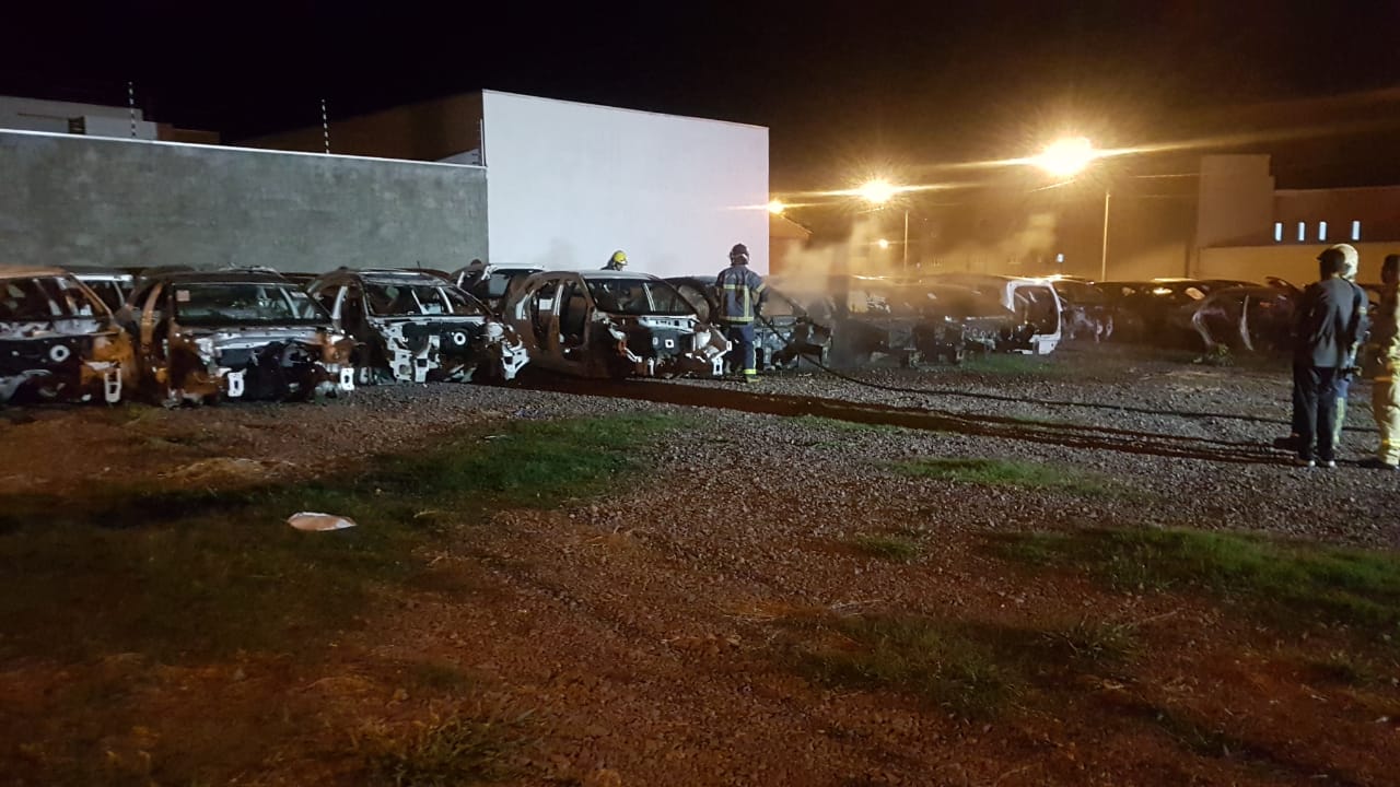 Carroceria de veículo é incendiada no Bairro Cascavel Velho e Corpo de Bombeiros é acionado Carroceria de veículo é incendiada no Bairro Cascavel Velho e Corpo de Bombeiros é acionado
