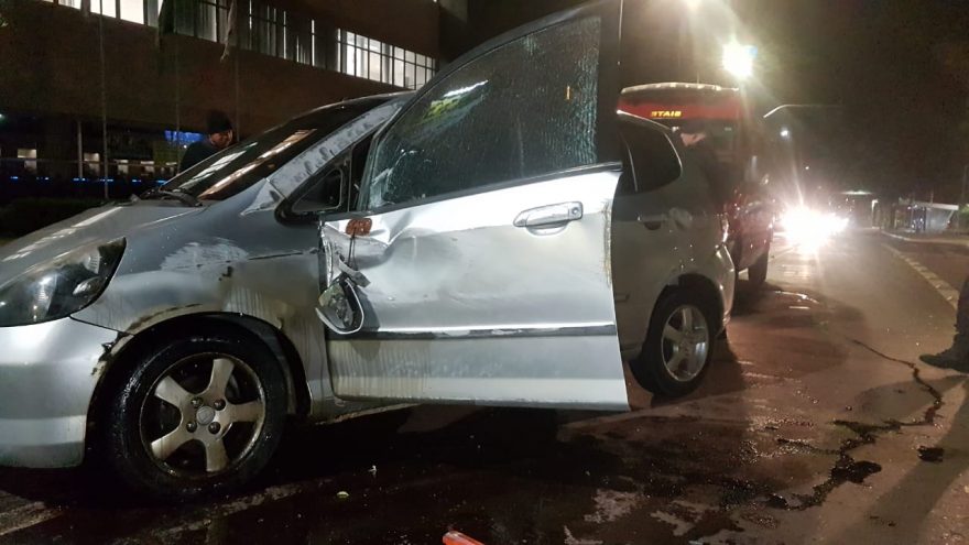 Condutora perde o controle e Honda Fit tomba na Avenida Brasil