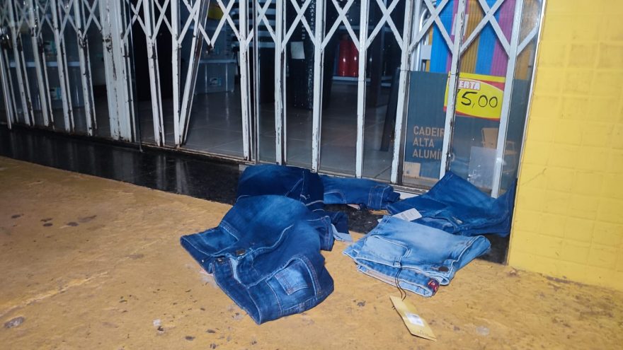 Loja de roupas é alvo de arrombamento em Cascavel; comerciantes estão preocupados com o alto índice de furtos