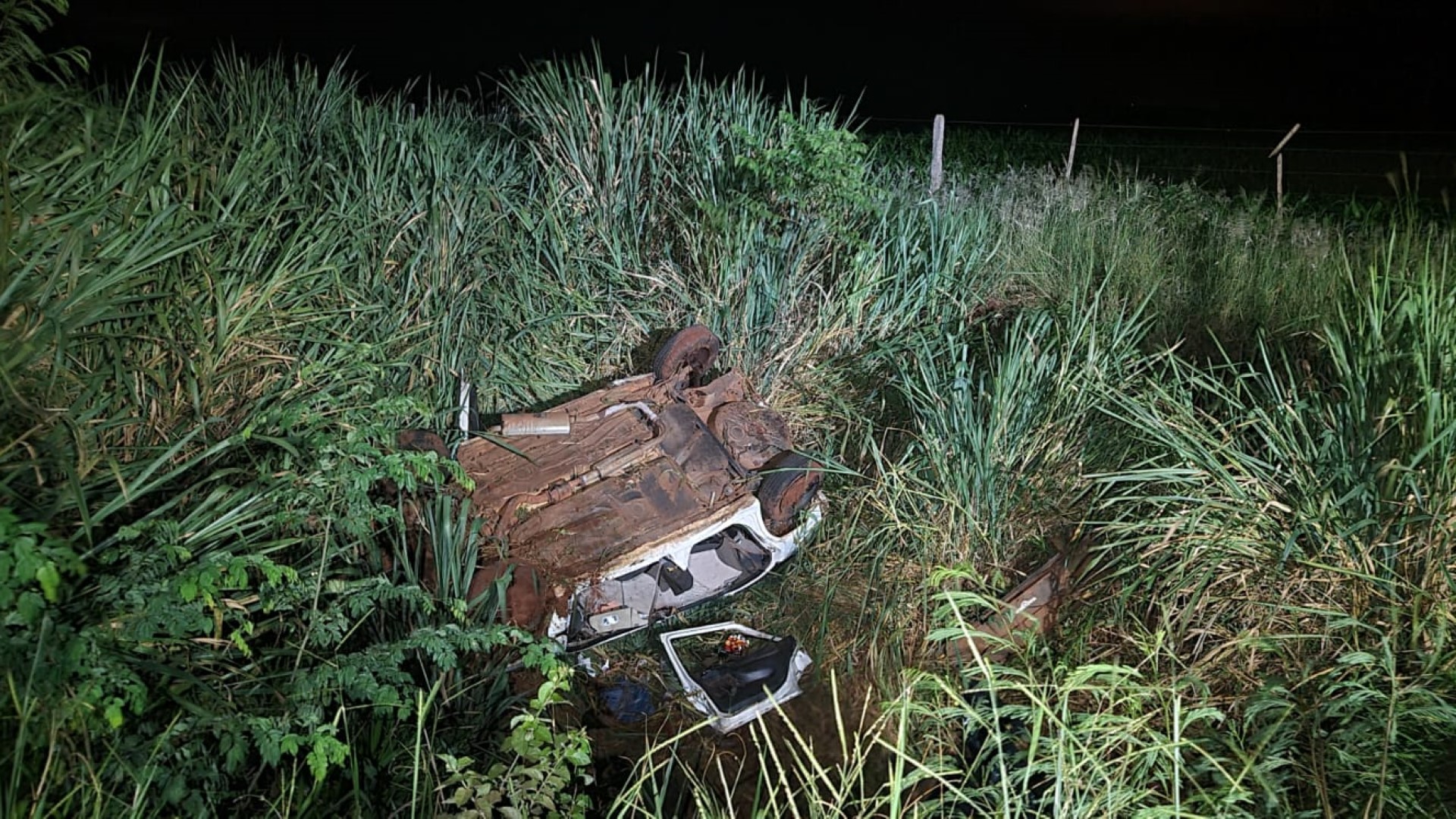 Capotamento deixa duas vítimas fatais em rodovia do Paraná