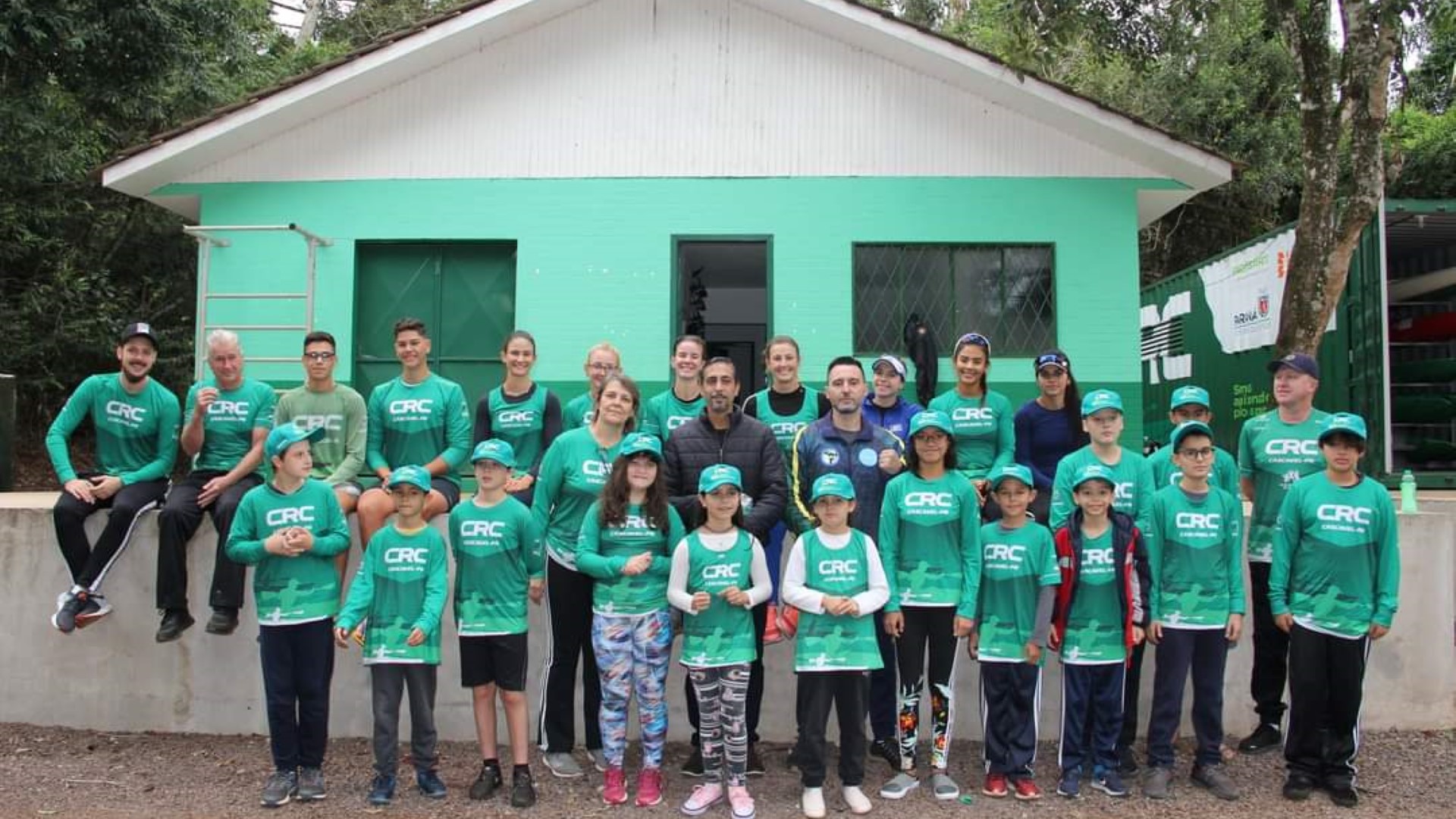 Clube de Regatas Cascavel recebe uniformes para treinos da canoagem velocidade