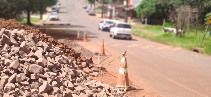 Cratera causada pelas chuvas na Rua Europa está ainda em fase de obras