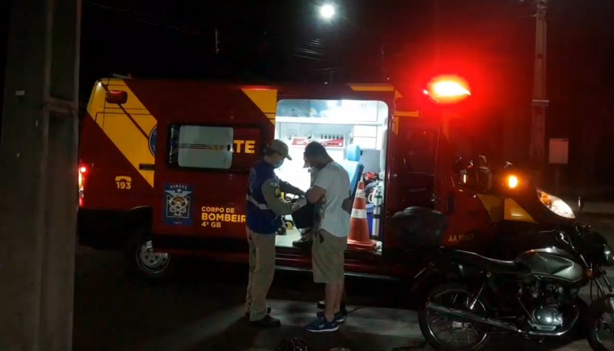 Duas pessoas ficam feridas após colisão entre carro e moto no Jardim Clarito