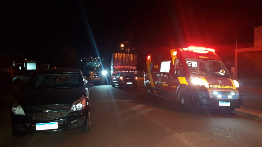 Palio fica com a frente destruída após bater em caminhão estacionado