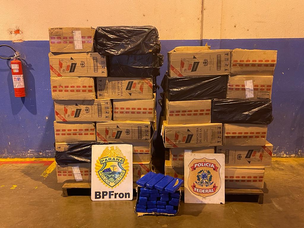 PF e BPFRON apreendem cigarros e maconha na barranca do Rio Paraná em Foz do Iguaçu/PR