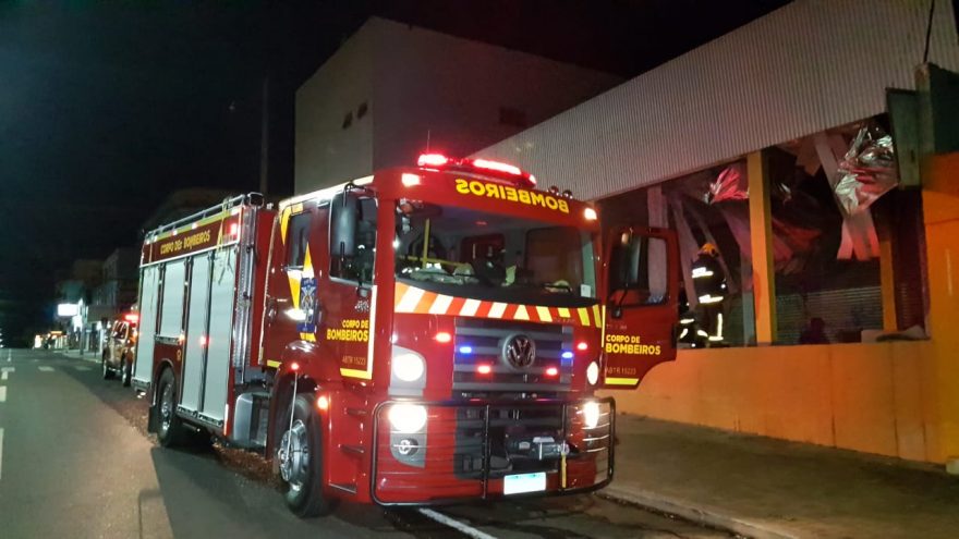 Bombeiros trabalharam rápido e evitam que restaurante fosse consumido por incêndio