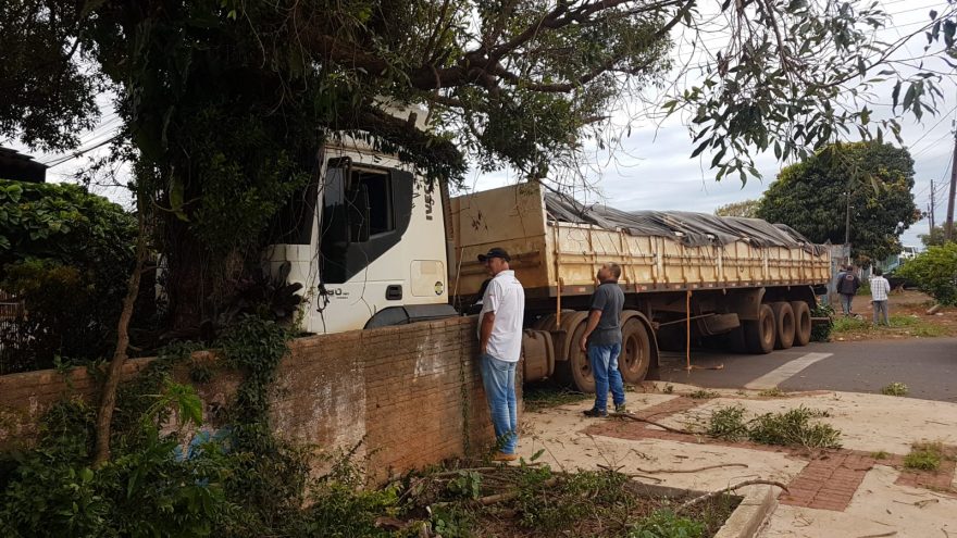 Motorista passa mal e caminhão desce rua desgovernado, no Cataratas