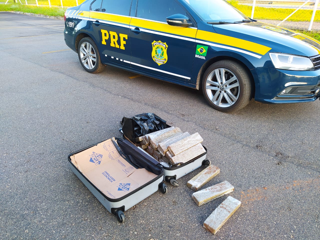 PRF apreende 25kg de Maconha com passageira de ônibus na BR 381 em Oliveira (MG)