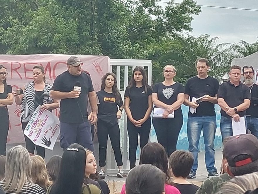 Após suposto caso de assédio em colégio, pais realizam manifestação em frente a colégio pedindo saída de funcionário