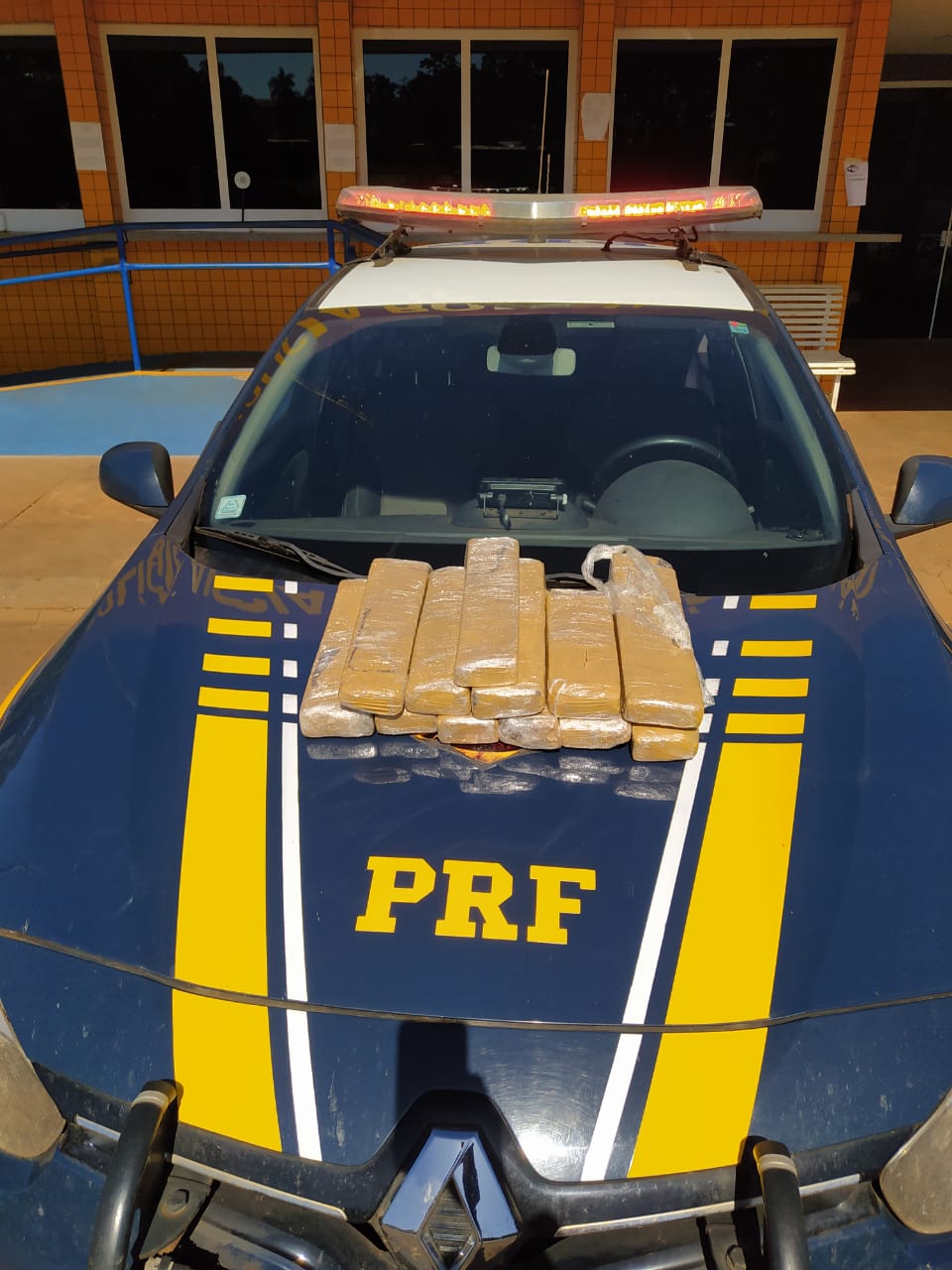 PRF apreende homem de 20 anos que transportava droga em ônibus