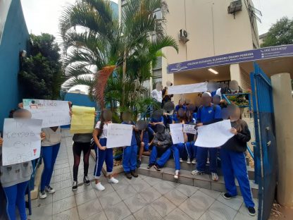 Alunos do Colégio Eleodoro Ébano Pereira realizam manifestação contra aulas online
