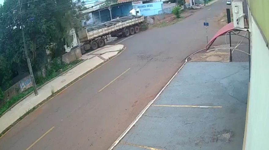 Câmera mostra colisão de caminhão contra residência no Cataratas