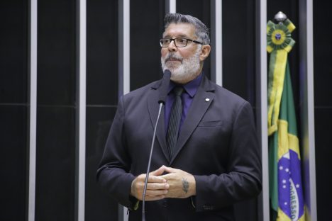 Projeto prevê concessão de benefício a órfãos menores de 18 anos após catástrofe natural Imagem referente a Projeto prevê concessão de benefício a órfãos menores de 18 anos após catástrofe natural