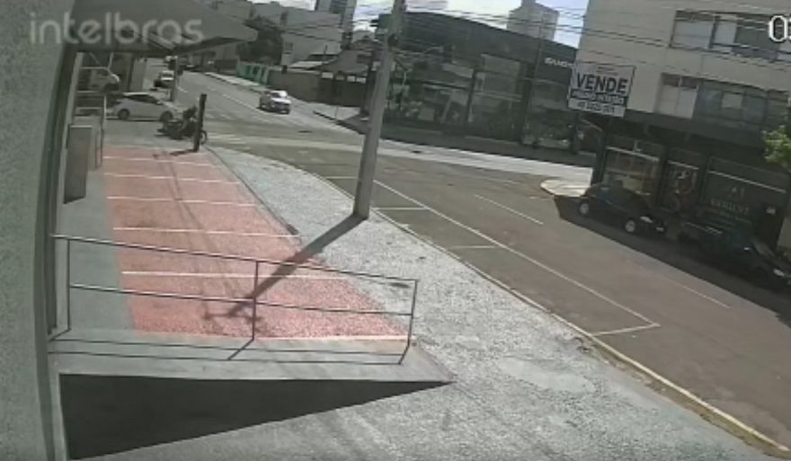 Câmera registra colisão entre motos na Rua Rio de Janeiro, no Centro