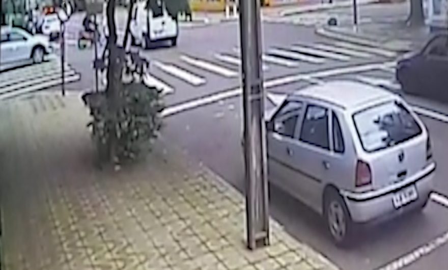 Vídeo mostra carro e moto batendo em cruzamento com semáforo no Centro