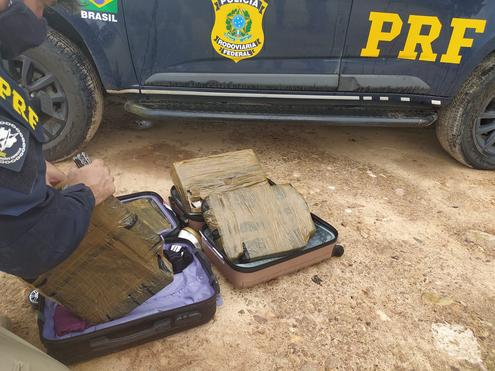 PRF apreende quase 30 quilos de maconha em malas de passageira de ônibus em Chorozinho (CE)
