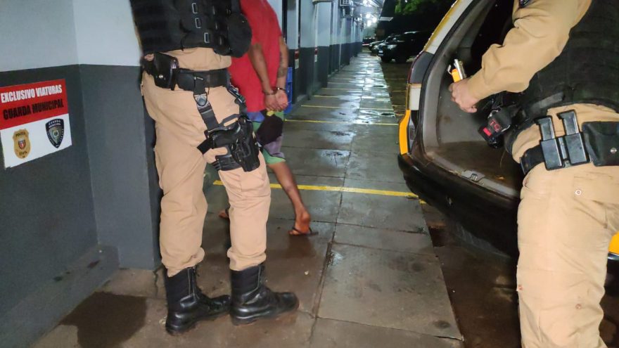 Jovem é detido com crack e pé de maconha em casa