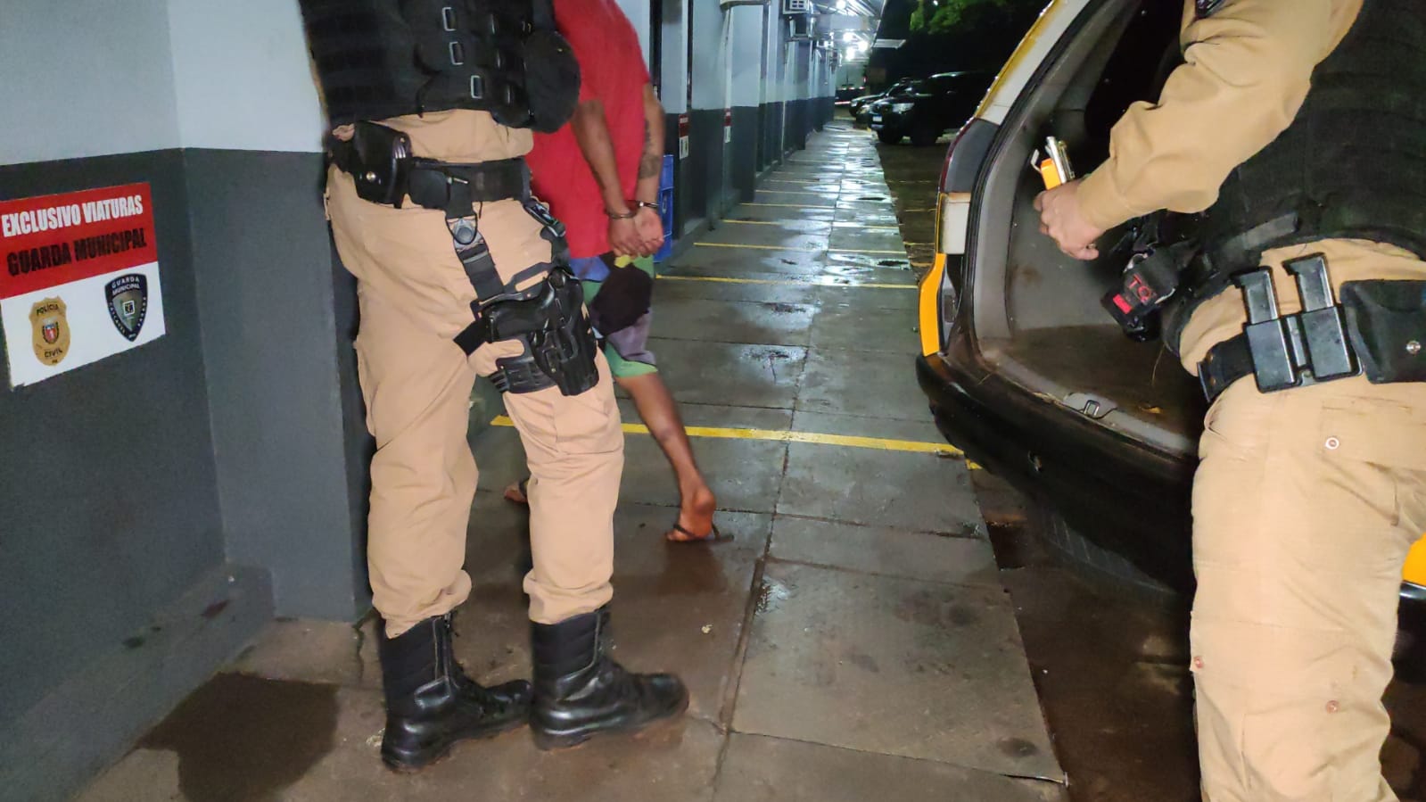 Jovem é detido com crack e pé de maconha em casa