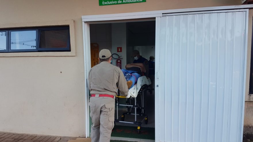 Homem de 42 anos fica ferido ao tentar separar briga de cães no Brasmadeira