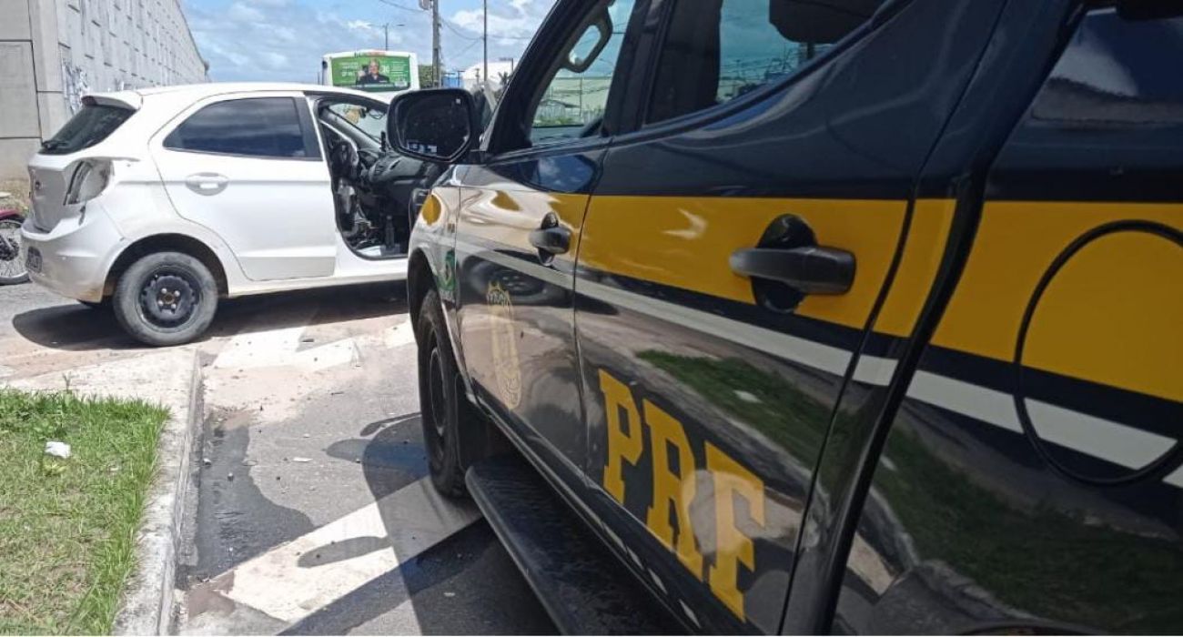 PRF recupera automóvel roubado e prende homem em Parnamirim/RN