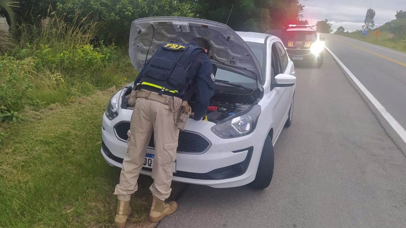 PRF prende receptador e recupera carro roubado e clonado